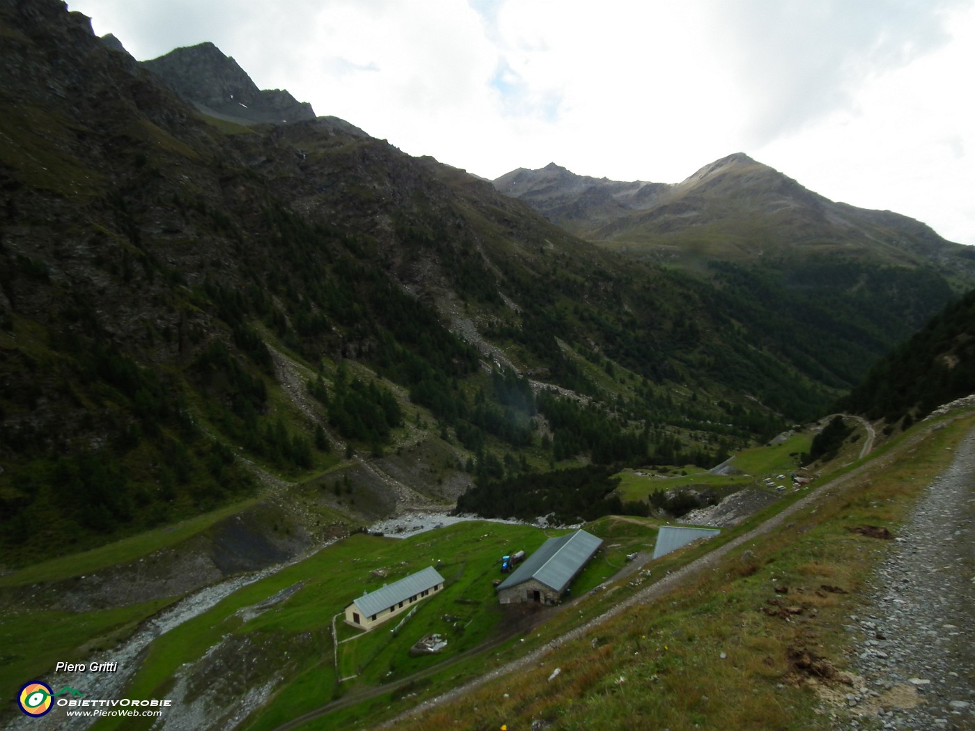 11 Uno sguardo in valle sulle Baite del pastore.JPG